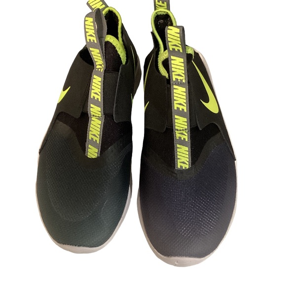 Nike Kids 5Y Slip On Training Shoes Black Volt Like New - Picture 2 of 5
